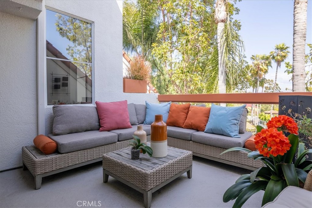 4 Logo Vista Dana Point, CA 92629 - Photo 13 of 44 a living room with furniture and a potted plant