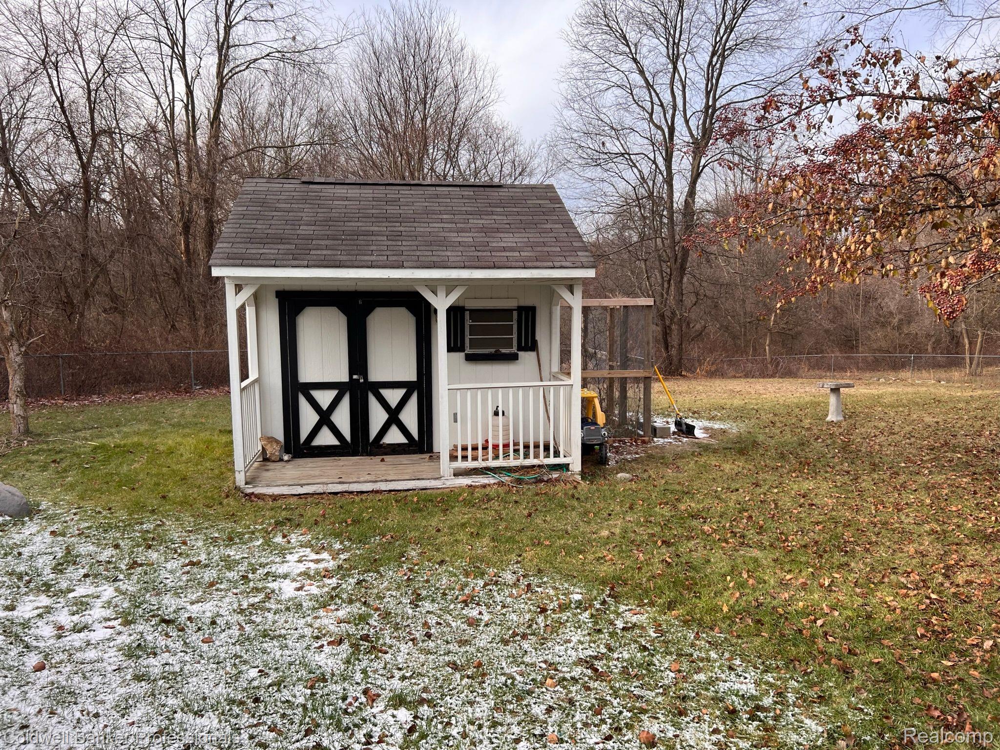 2215 East Burnside Road North Branch, MI 48461 - Photo 26 of 33 Shed w Chicken coop