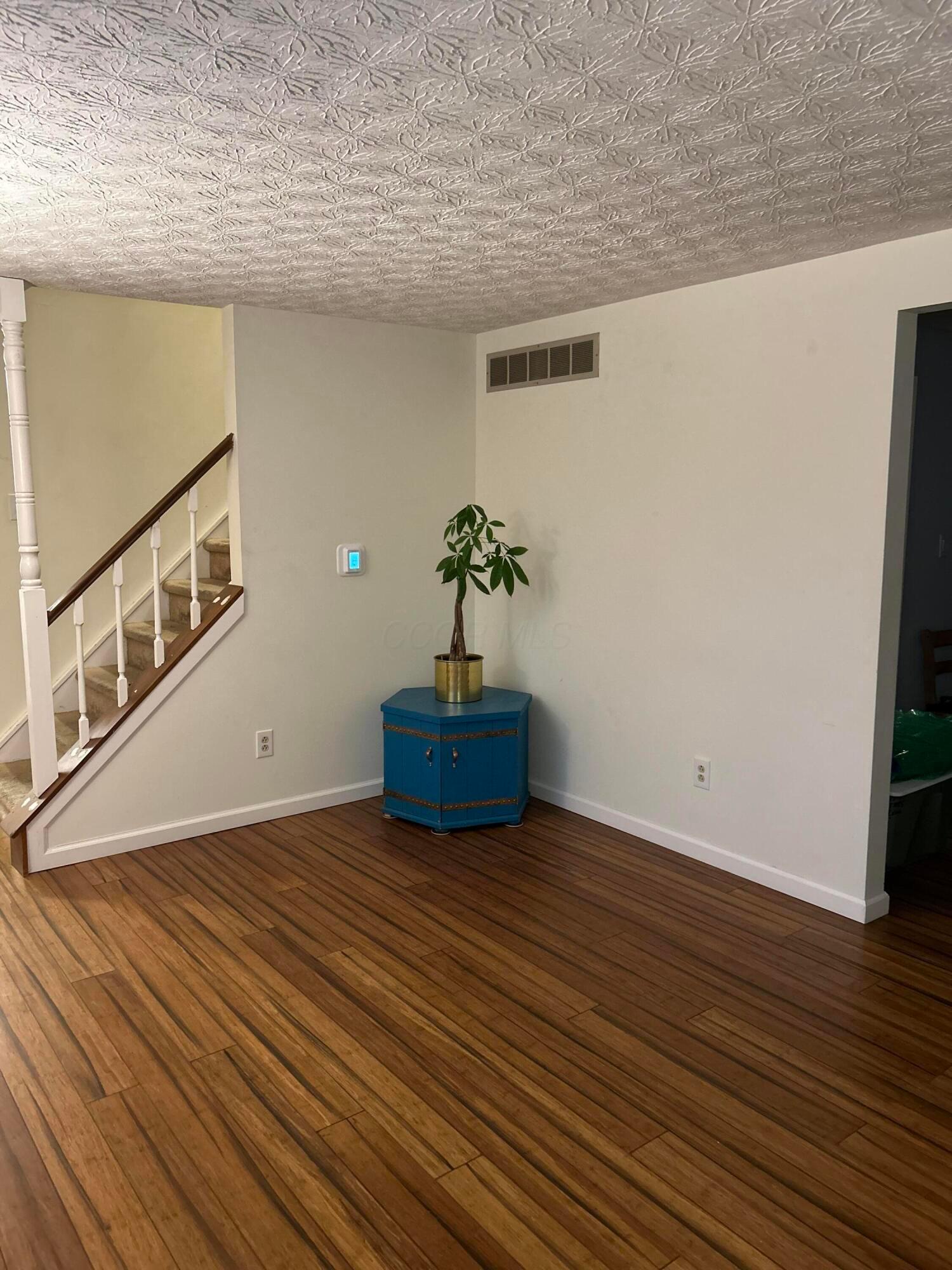 6802 Chesley Road Dublin, OH 43017 - Photo 5 of 30 Front Living Room