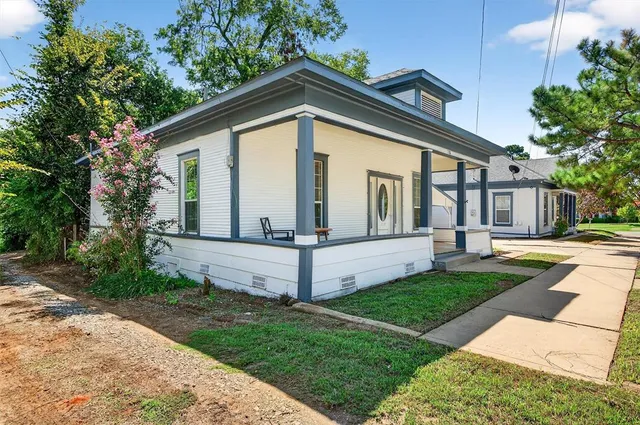 a view of a house with backyard and garden
