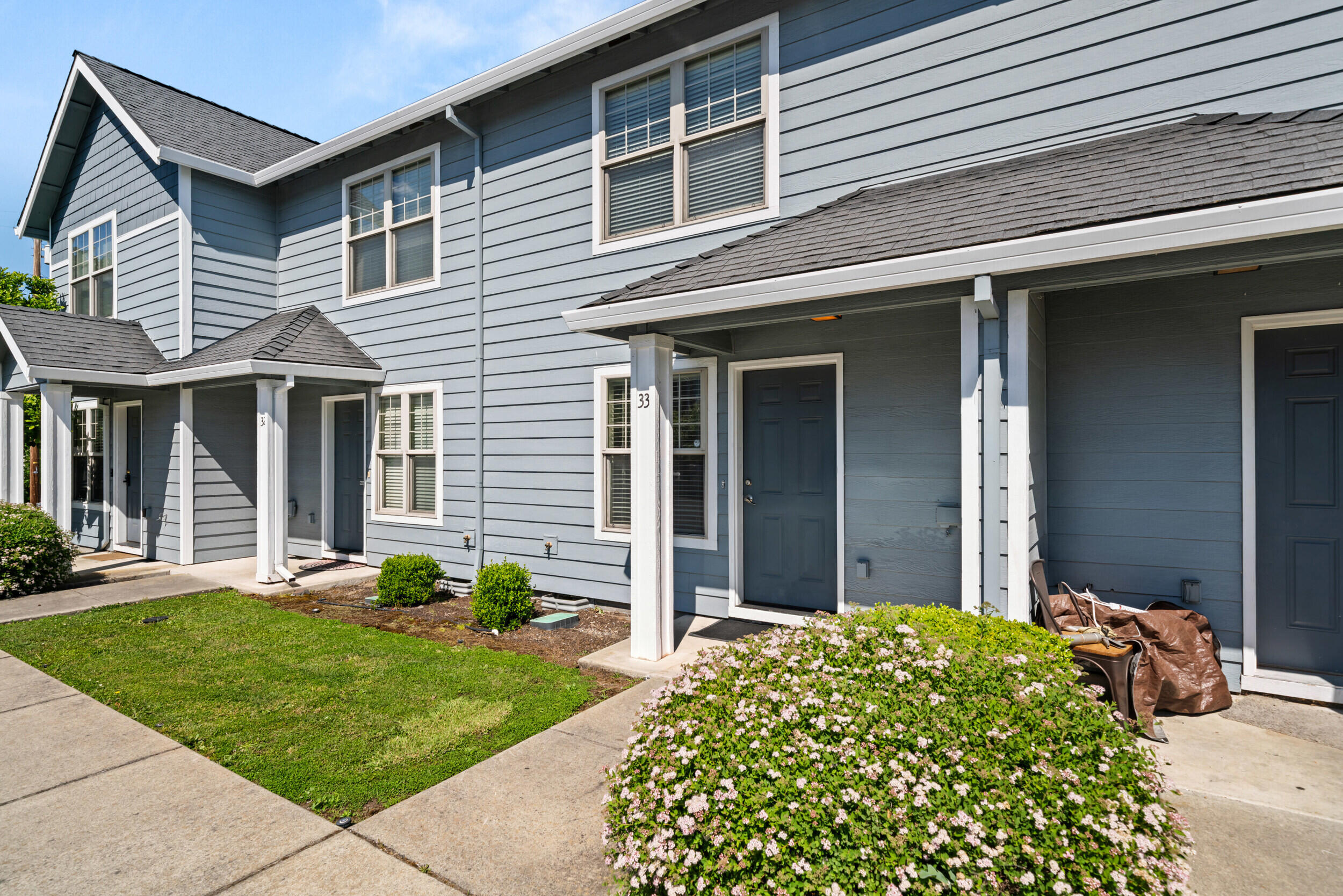 450 Midway Road, Unit 33 Medford, OR 97501 - Photo 3 of 21 a front view of a house with garden