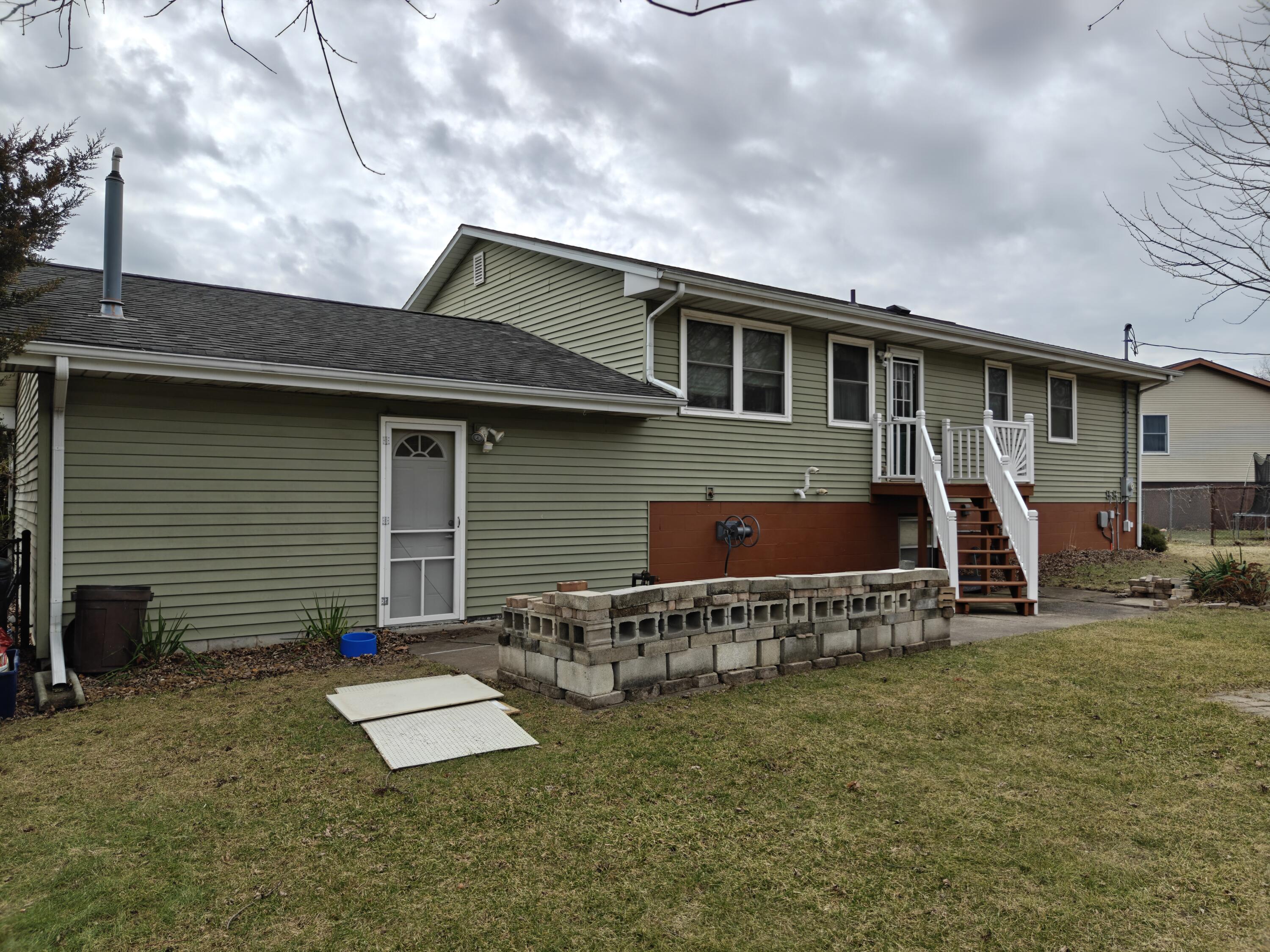 134 Elm Court Hebron, IN 46341 - Photo 34 of 36 a front view of house with yard