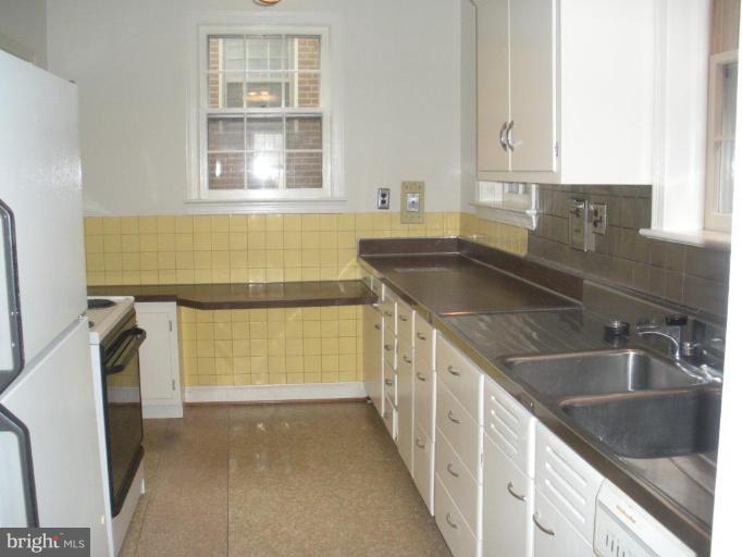 3232 Chestnut Street Northwest Washington, DC 20015 - Photo 3 of 15 Kitchen