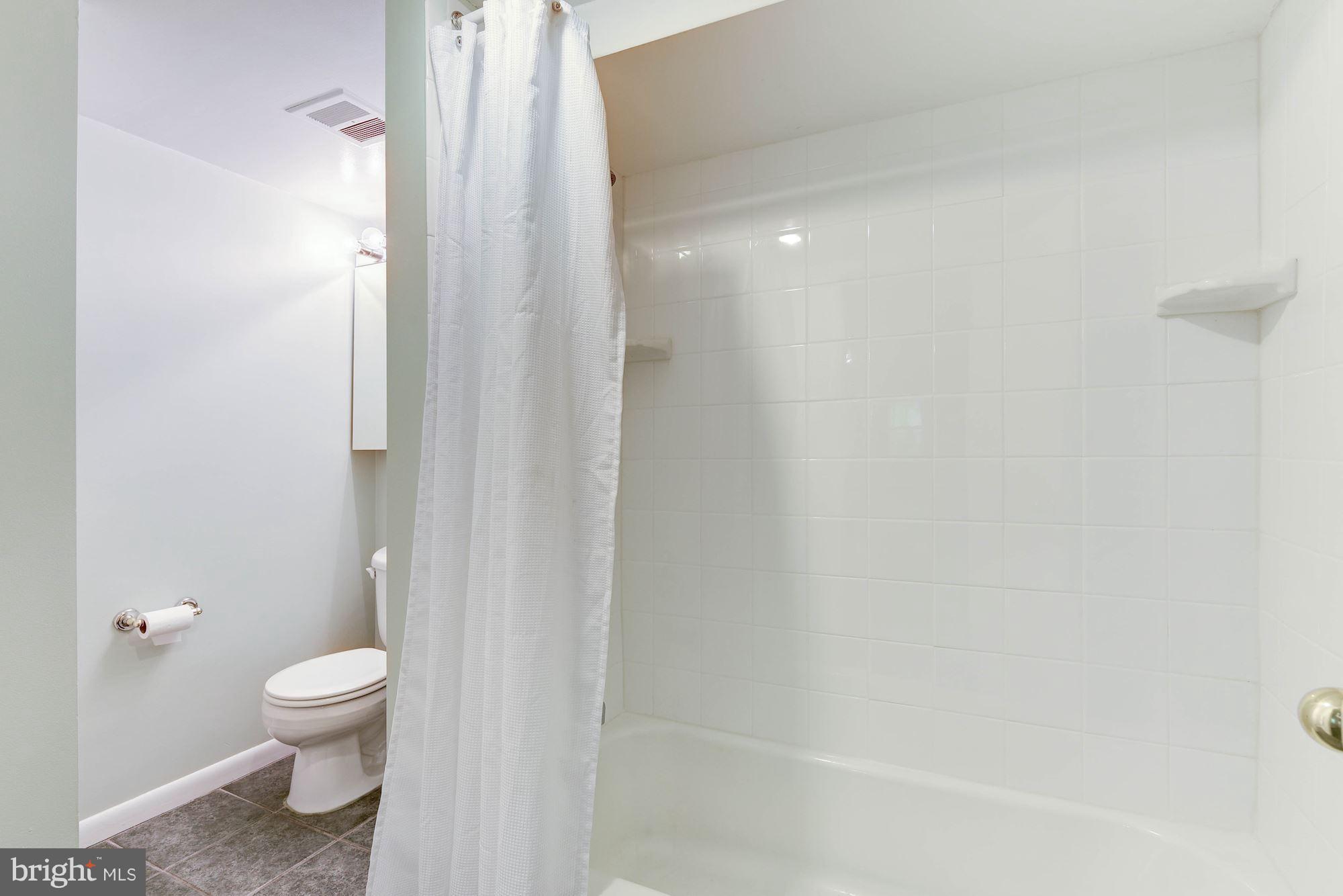 407 Russell Road Alexandria, VA 22301 - Photo 23 of 30 Full bath off LL bedroom/office