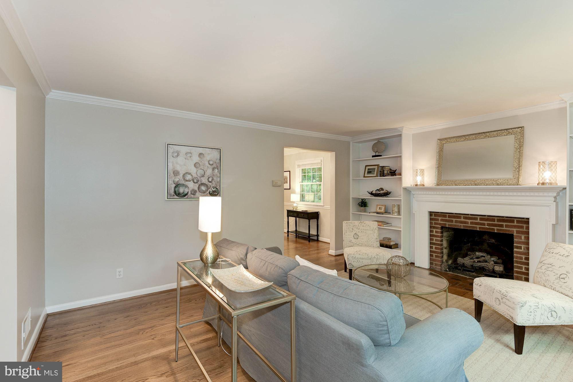 407 Russell Road Alexandria, VA 22301 - Photo 5 of 30 Living Room