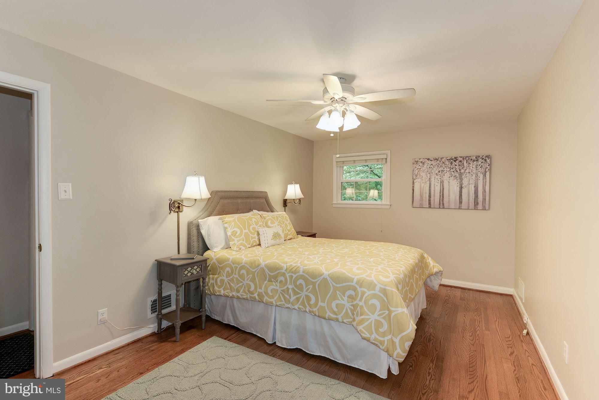407 Russell Road Alexandria, VA 22301 - Photo 10 of 30 Large master bedroom