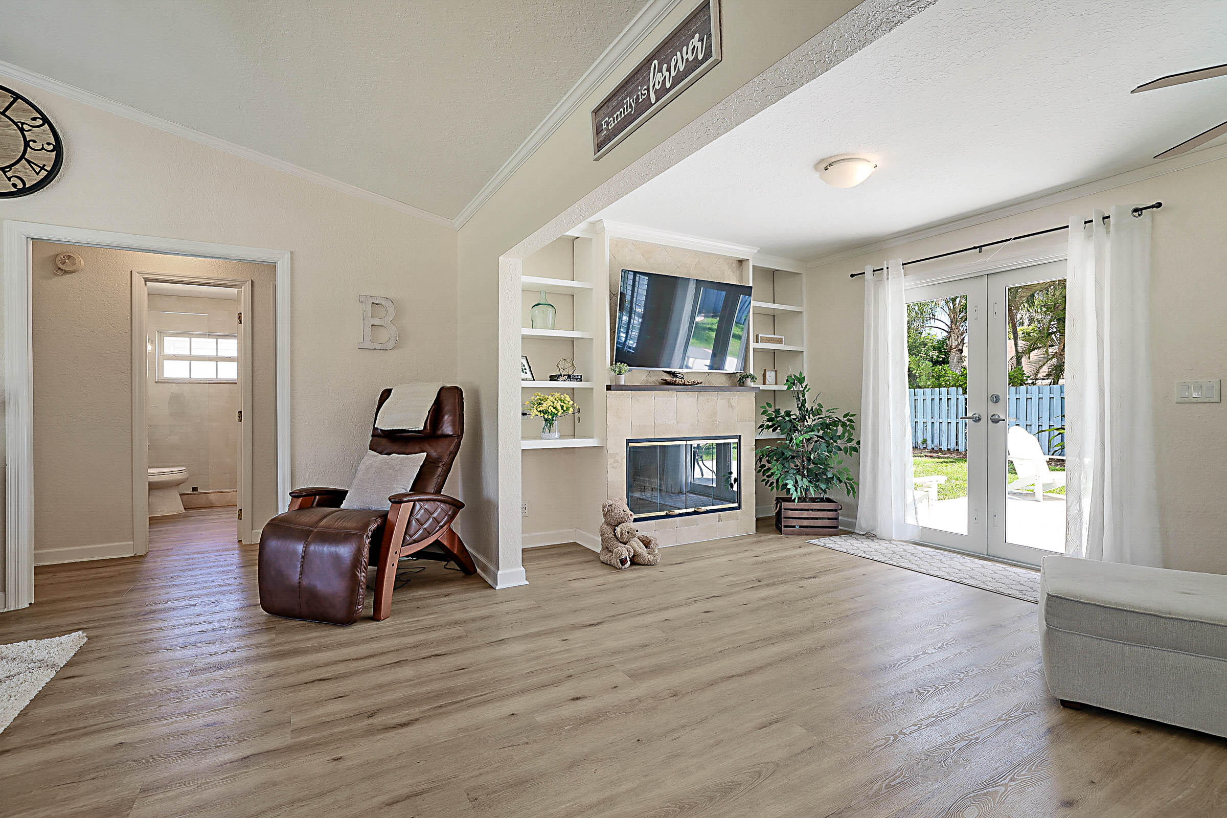 711 Warren Drive Jupiter, FL 33458 - Photo 16 of 42 Family Room
