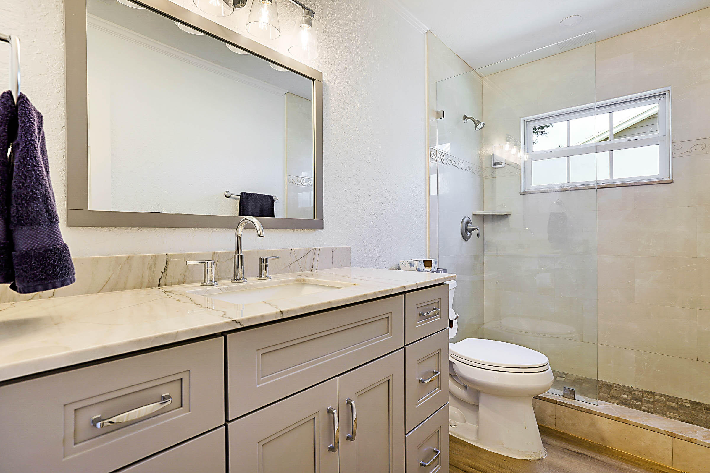 711 Warren Drive Jupiter, FL 33458 - Photo 28 of 42 Second Bathroom
