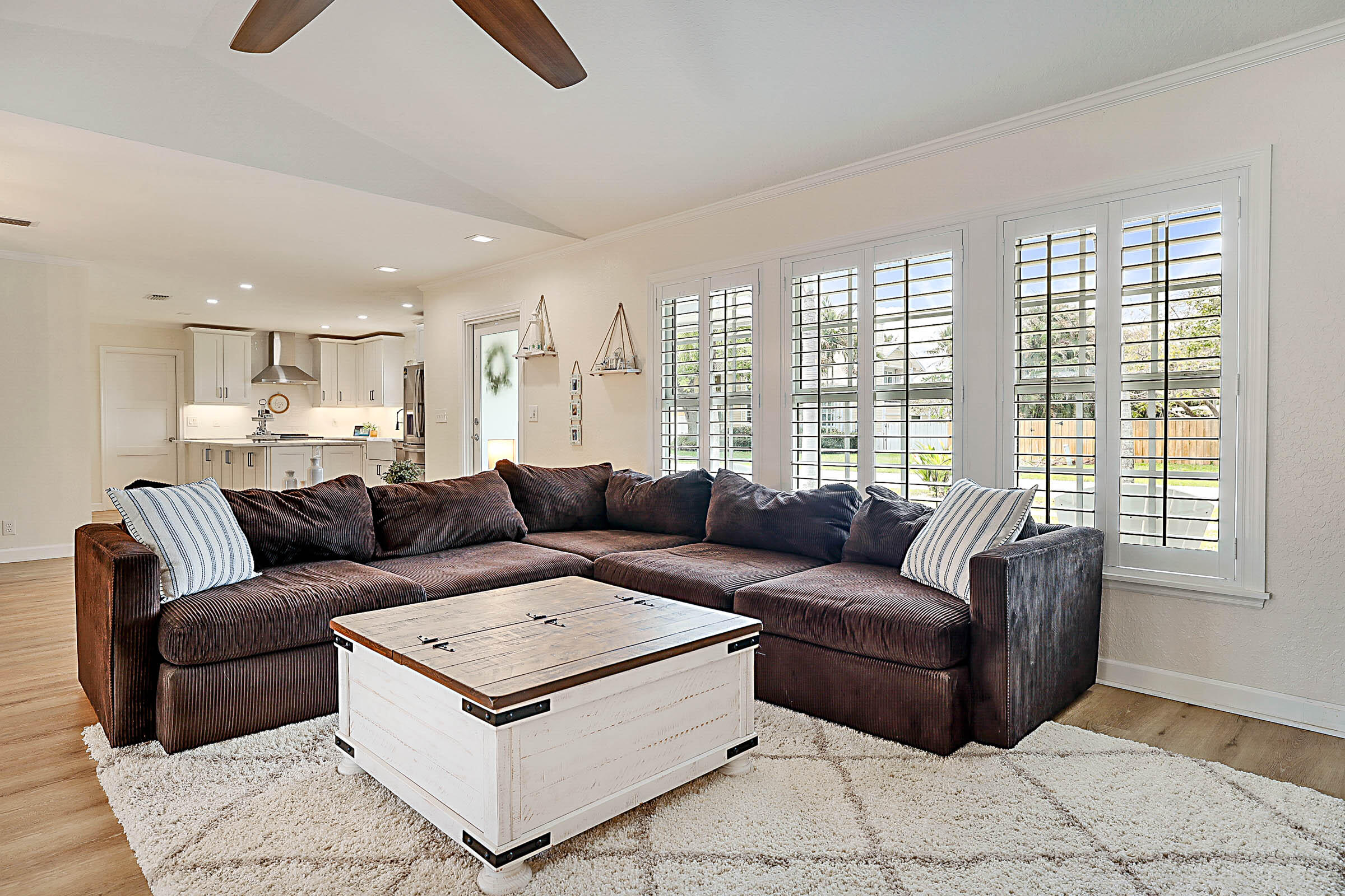 711 Warren Drive Jupiter, FL 33458 - Photo 5 of 42 Living Room