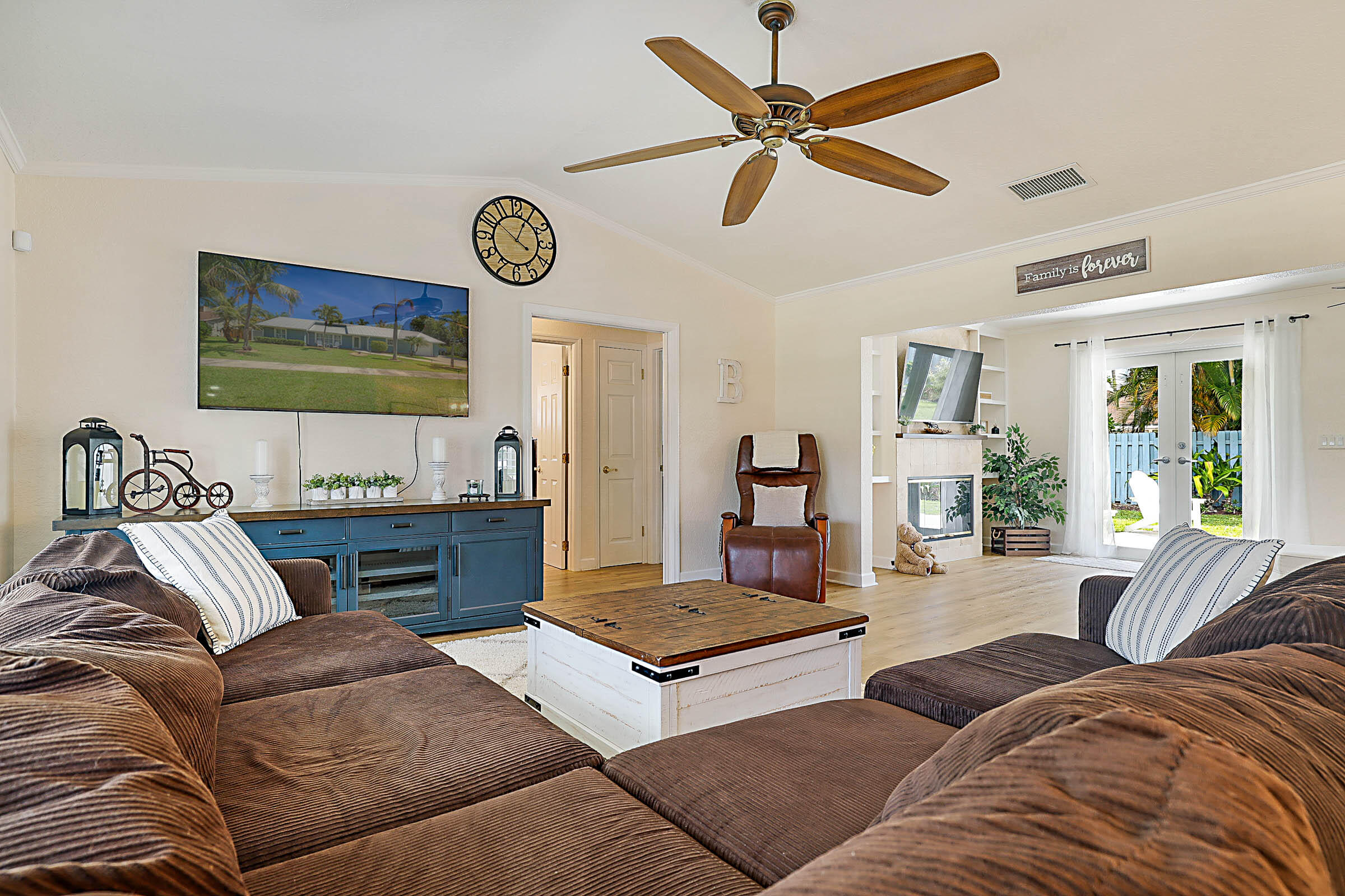 711 Warren Drive Jupiter, FL 33458 - Photo 7 of 42 Living Room