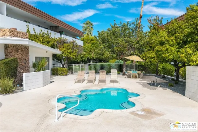 a view of a pathway both side of building