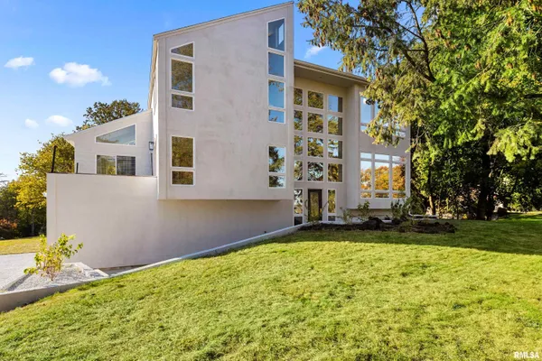 $995,000 | 4119 North Grandview Drive, Peoria, IL 61611