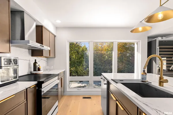 $995,000 | 4119 North Grandview Drive, Peoria, IL 61611