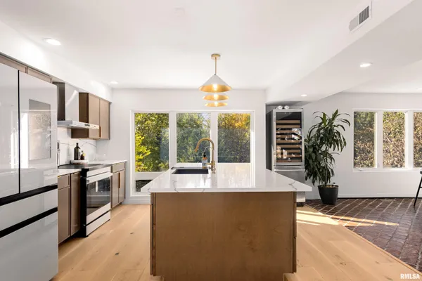 $995,000 | 4119 North Grandview Drive, Peoria, IL 61611