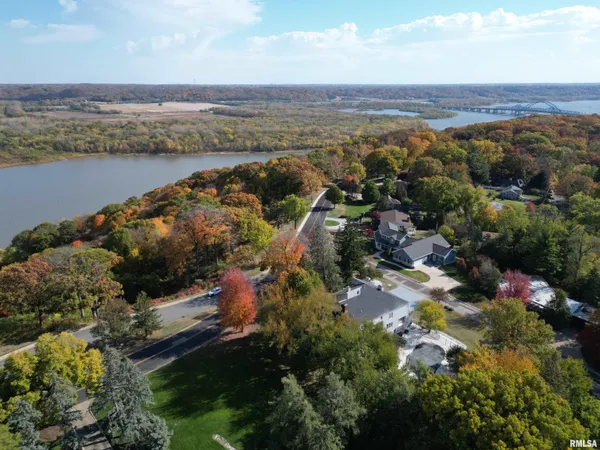 $995,000 | 4119 North Grandview Drive, Peoria, IL 61611