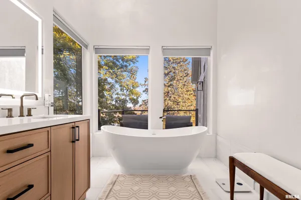 $995,000 | 4119 North Grandview Drive, Peoria, IL 61611