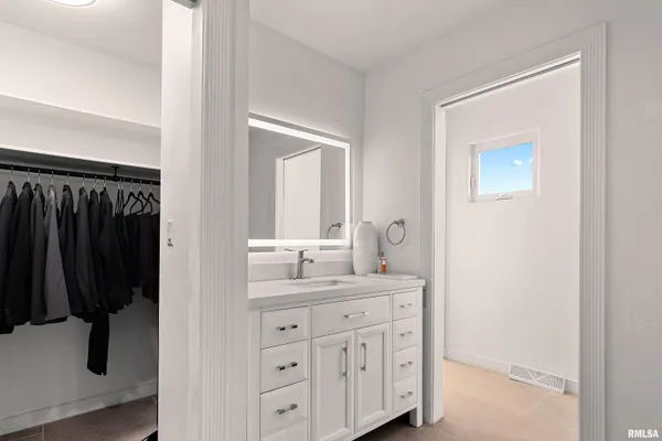 $995,000 | 4119 North Grandview Drive, Peoria, IL 61611