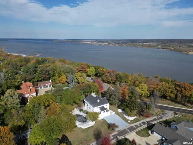 $1,050,000 | 4119 North Grandview Drive, Peoria, IL 61611