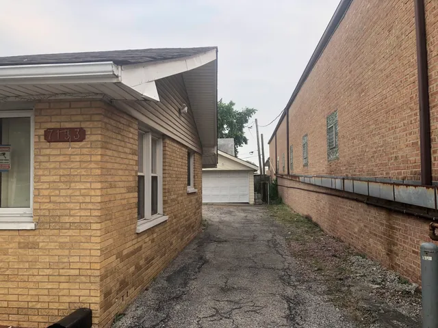 $259,000 | 7153 West 72nd Street, Nottingham Park, IL 60638