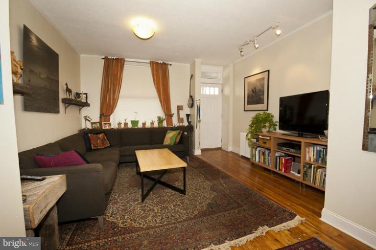 3621 Keswick Road Baltimore, MD 21211 - Photo 8 of 17 Living Room