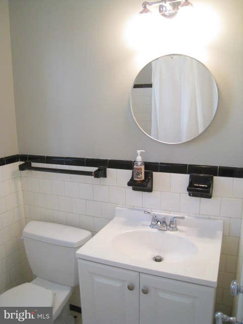 5905 Walton Road Bethesda, MD 20817 - Photo 19 of 30 Bath - Main Level Full Bath