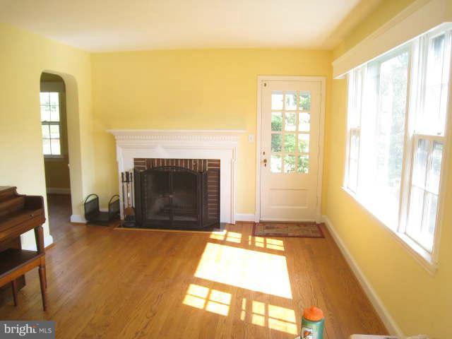 5905 Walton Road Bethesda, MD 20817 - Photo 8 of 30 Living Room