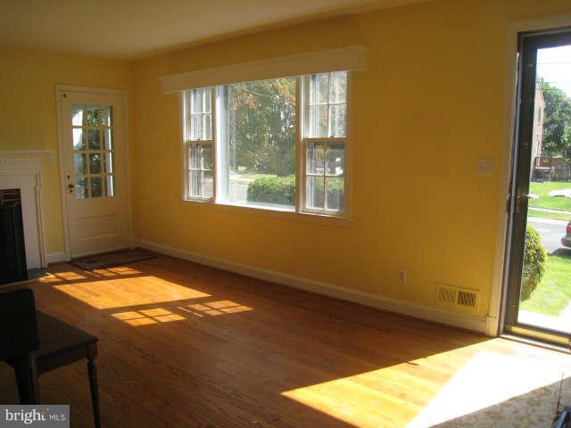 5905 Walton Road Bethesda, MD 20817 - Photo 9 of 30 Living Room