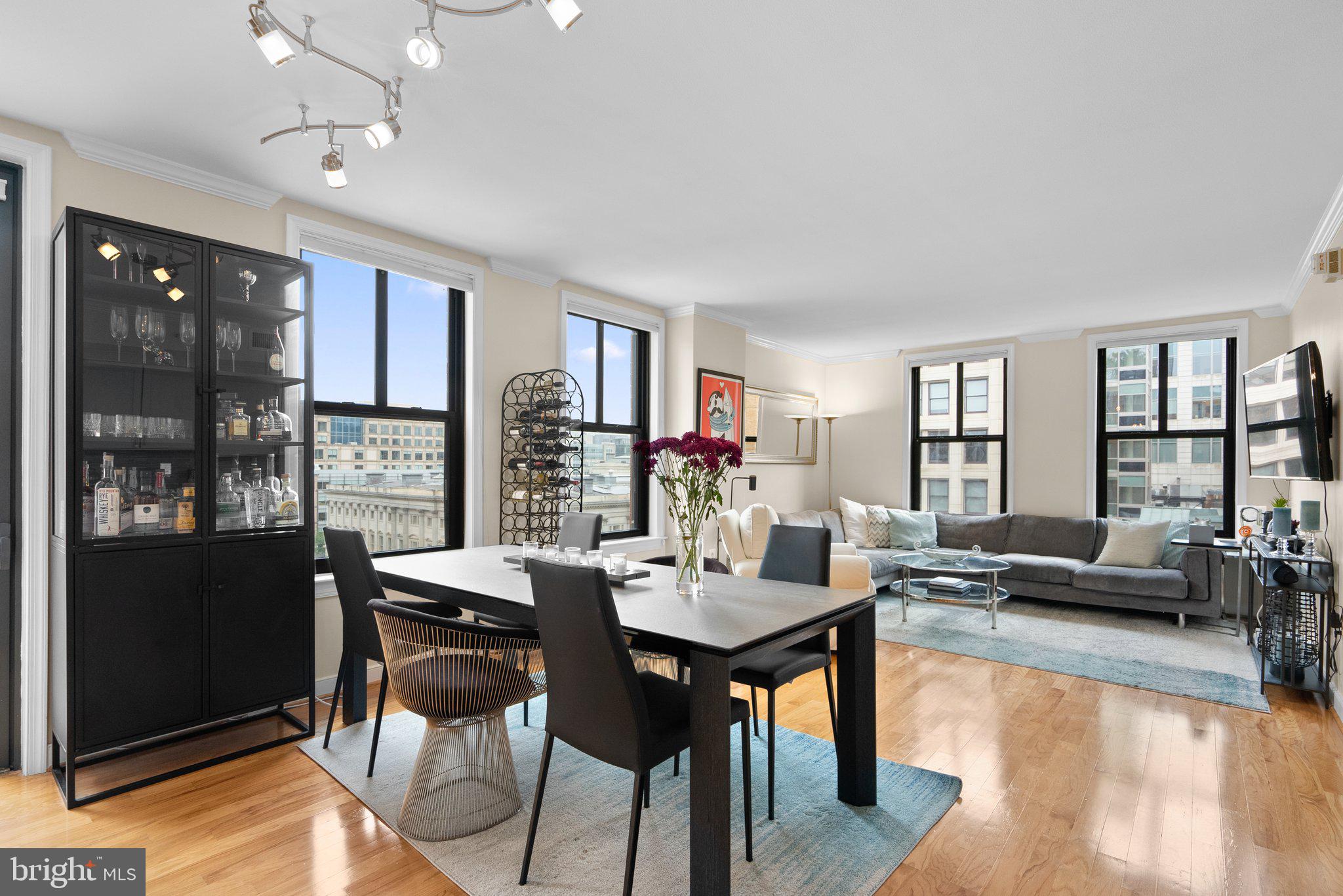 Welcome home to 616 E ST NW #818