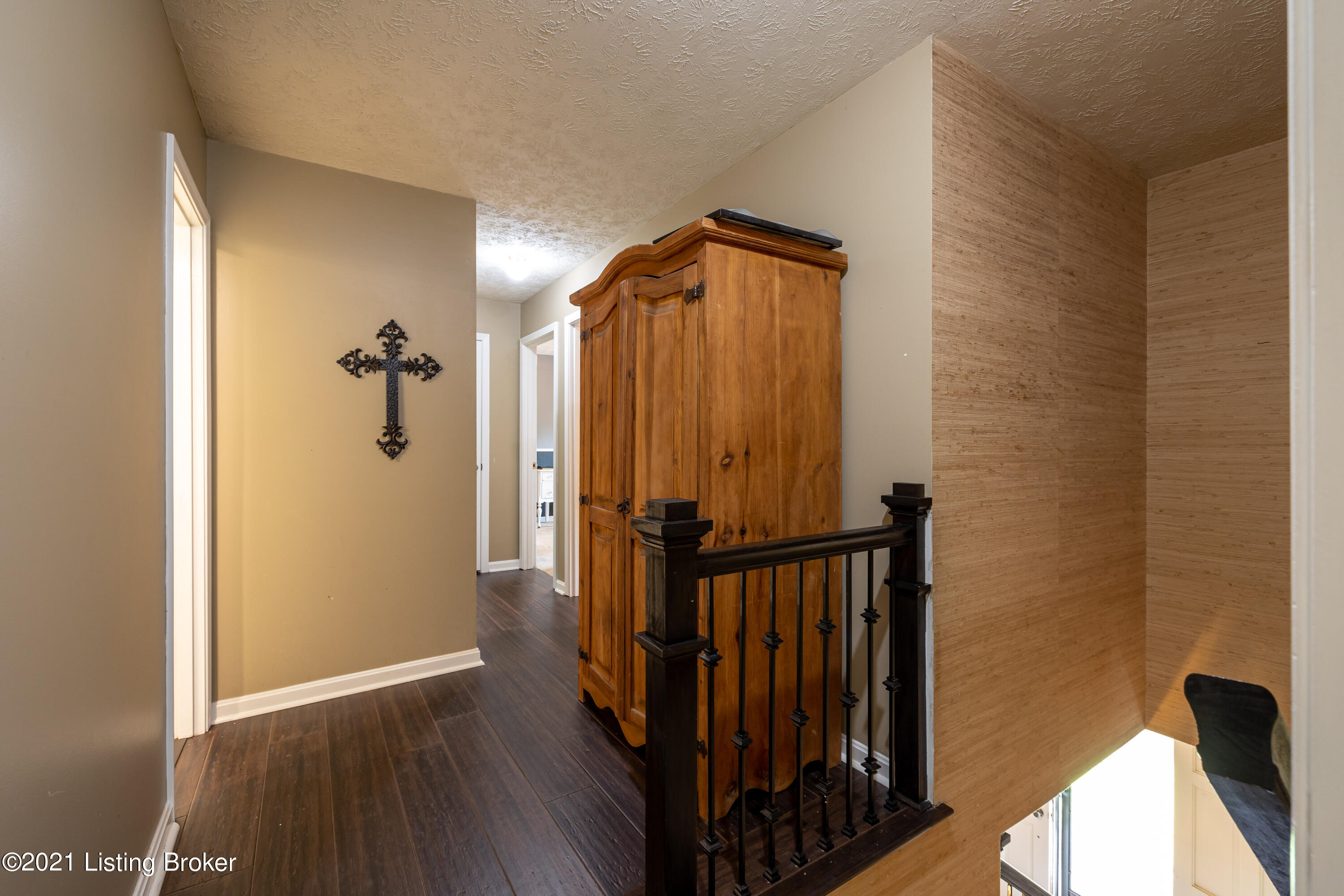 13303 Creekview Road Prospect, KY 40059 - Photo 16 of 37 Upstairs hall_13303 Creekview Rd