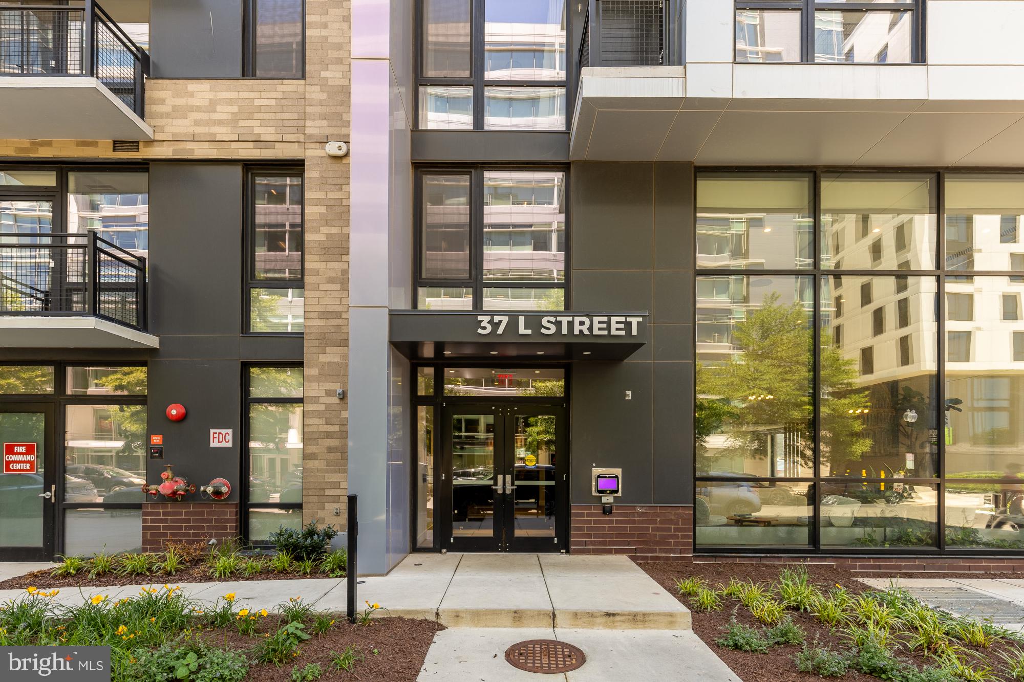 37 L Street Southeast, Unit 301 Washington, DC 20003 - Photo 2 of 37