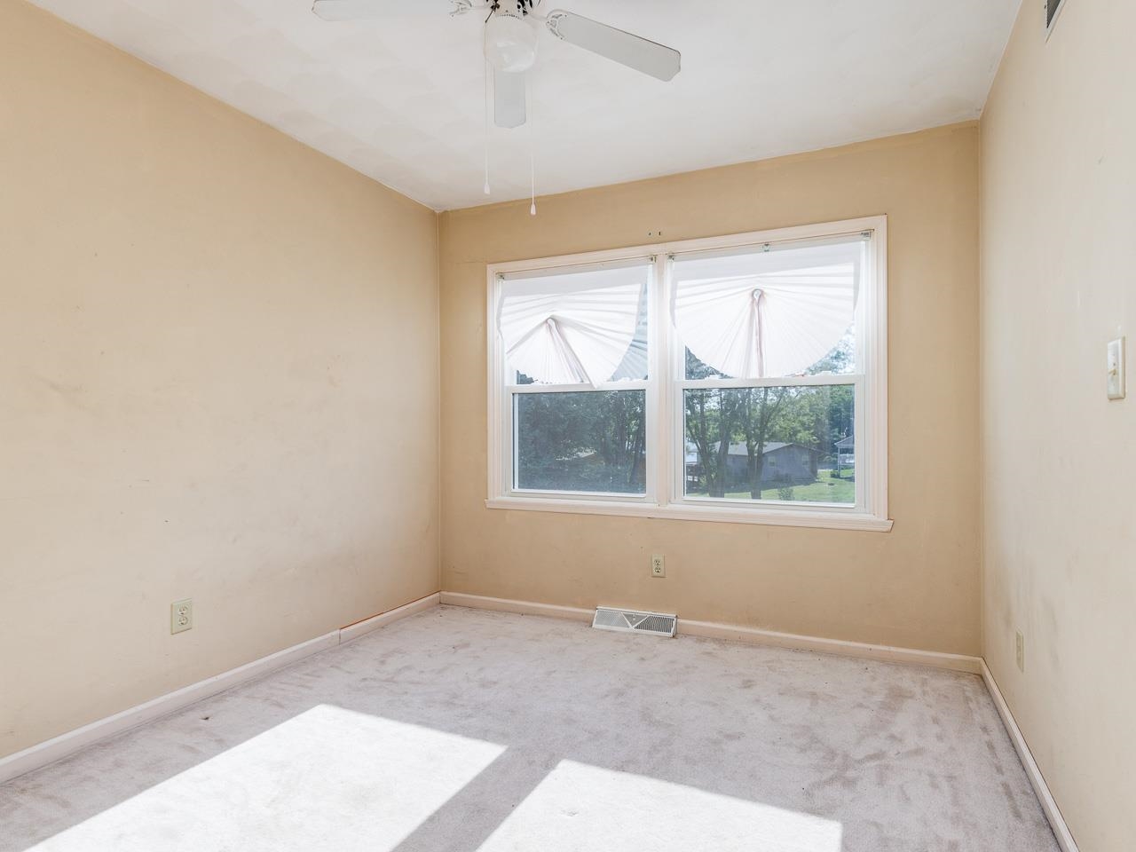 1476 Chadbourne Drive Lake Summerset, IL 61019 - Photo 12 of 22 an empty room with a window