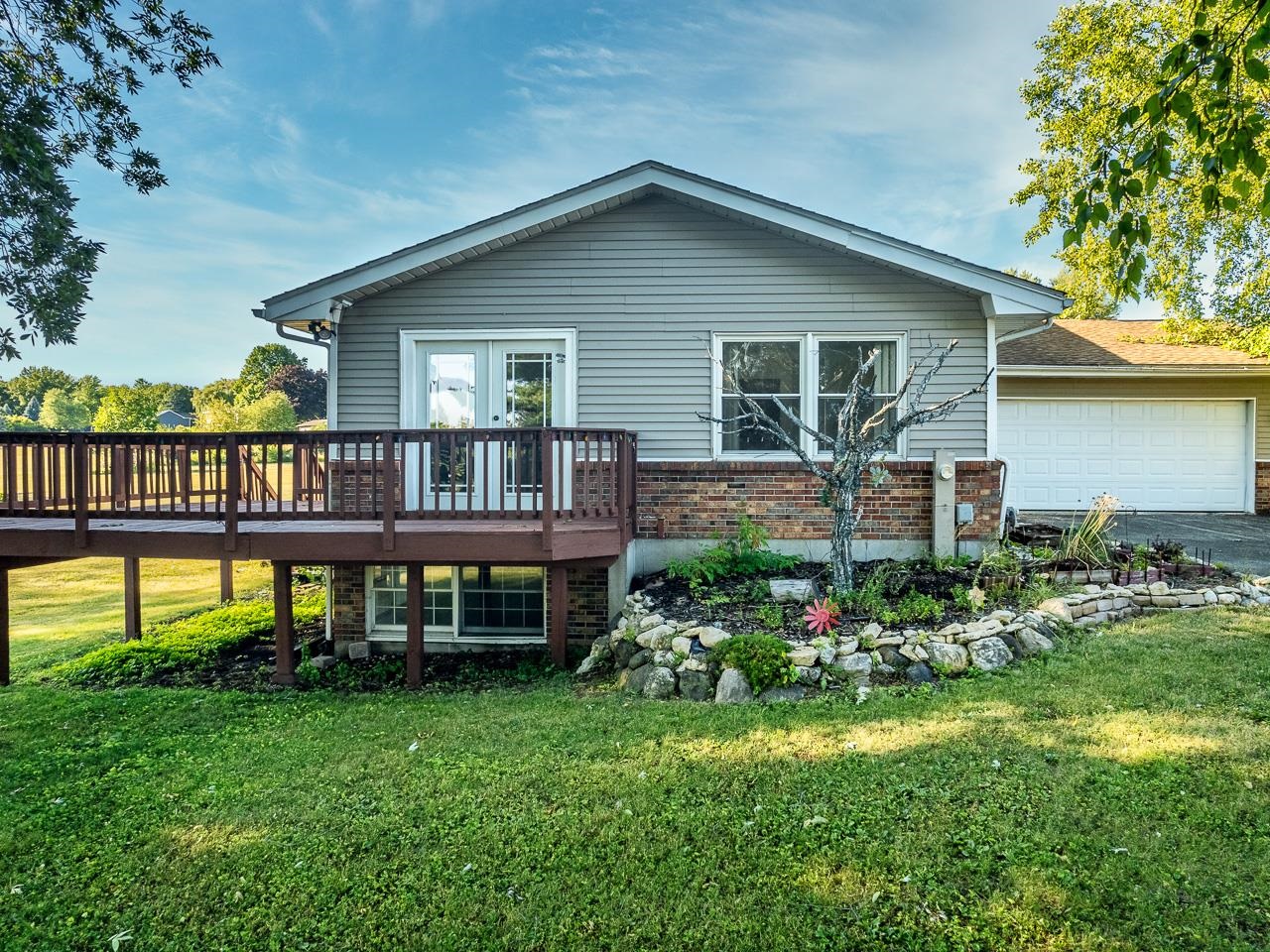 1476 Chadbourne Drive Lake Summerset, IL 61019 - Photo 2 of 22 a front view of a house with a yard table and chairs