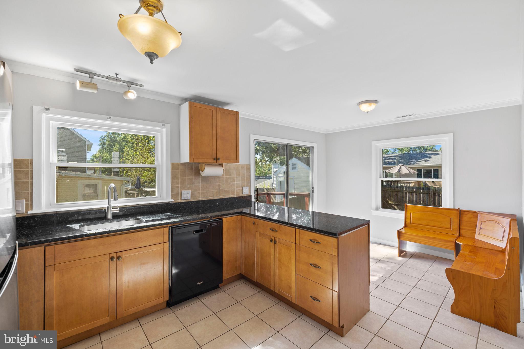1602 Hilltop Road Edgewater, MD 21037 - Photo 7 of 31 EAT IN KITCHEN