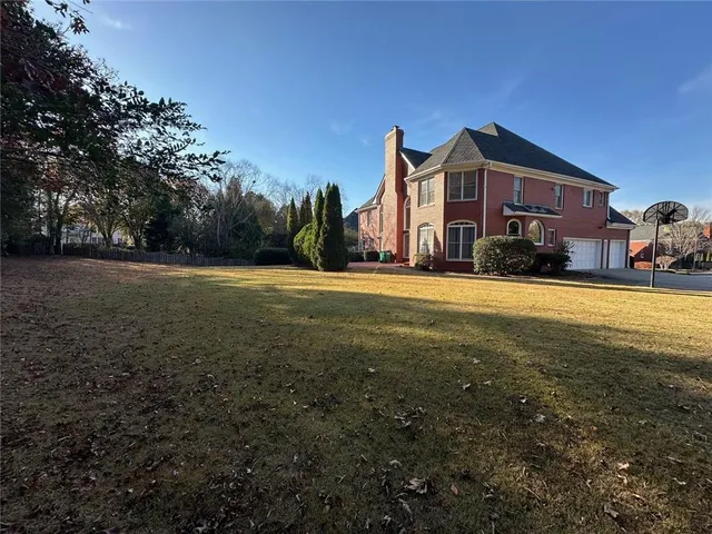 a view of a house with a yard