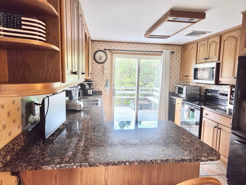 303 Middle Road Portsmouth, RI 02871 - Photo 6 of 32