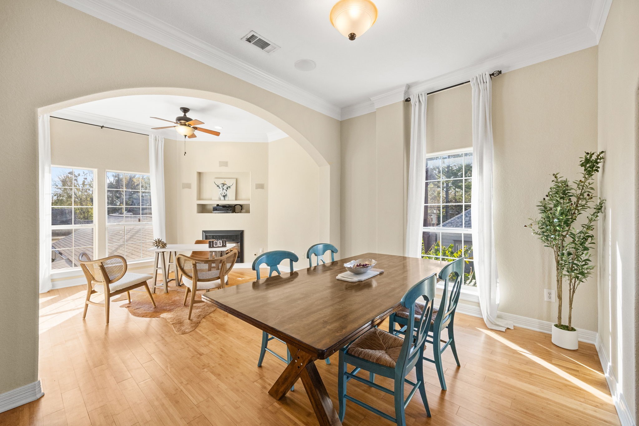 609 Gardner Street Houston, TX 77009 - Photo 12 of 32 The dining area is adjacent to kitchen and living, and comfortably accommodates seating for 6-8.