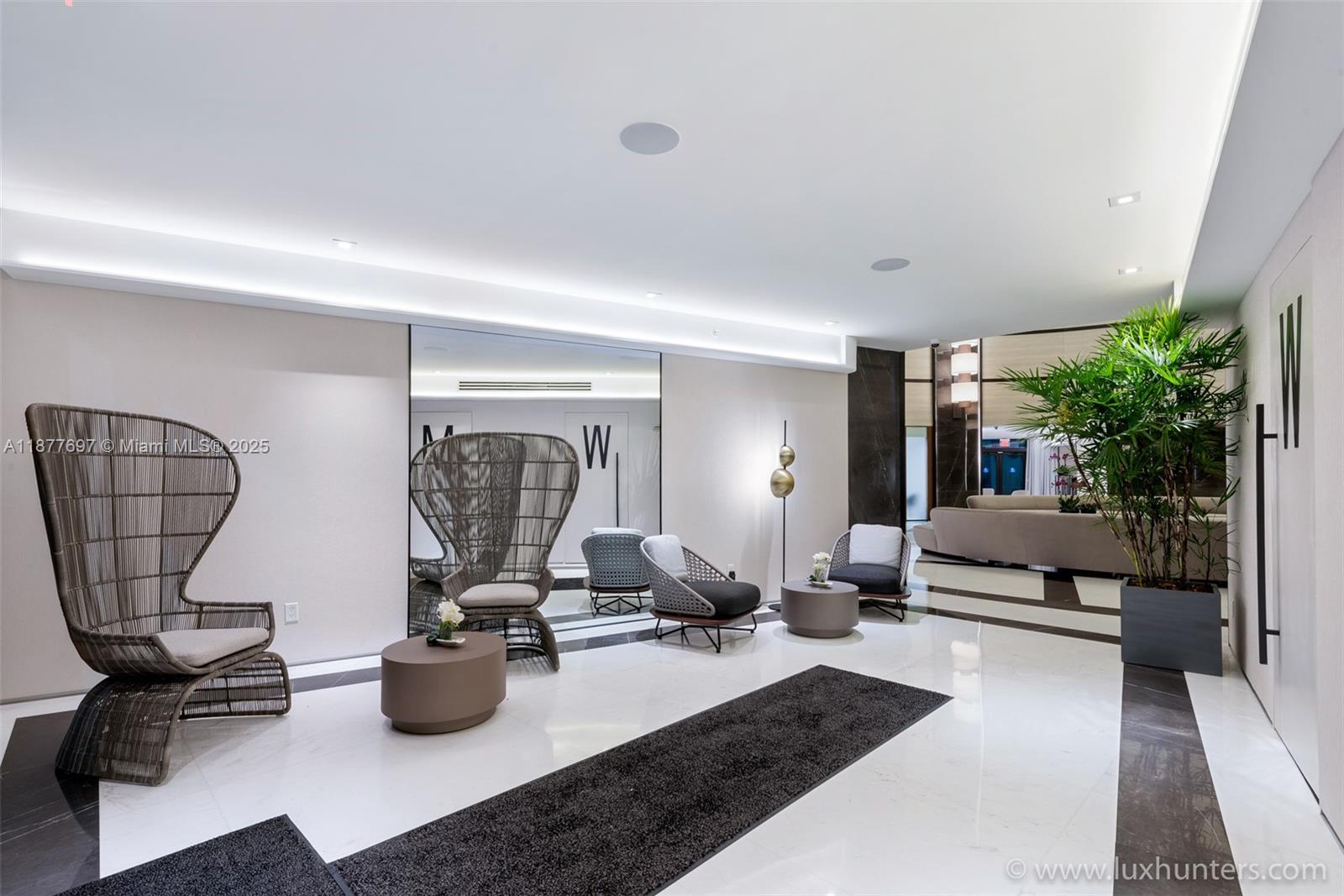 300 South Pointe Drive, Unit 2806 Miami Beach, FL 33139 - Photo 20 of 68 a living room with furniture