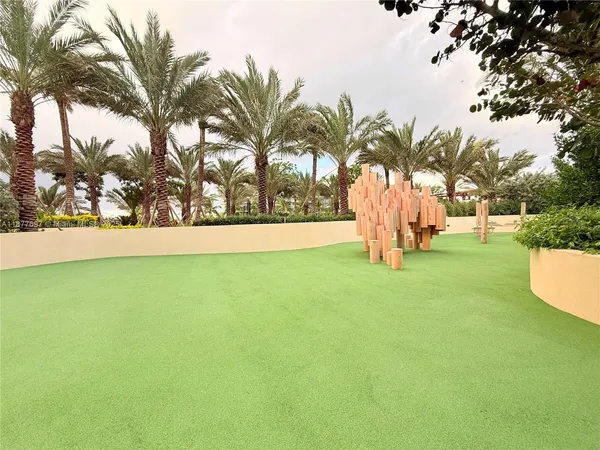 $18,000 | 300 South Pointe Drive, Unit 2806, Miami Beach, FL 33139