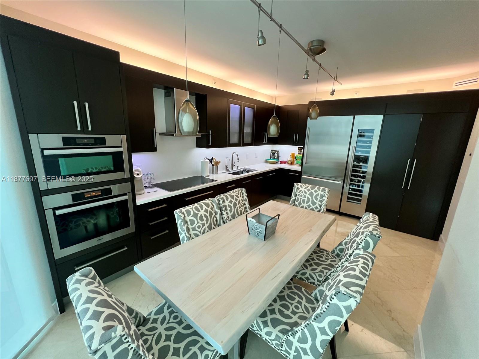 300 South Pointe Drive, Unit 2806 Miami Beach, FL 33139 - Photo 10 of 68 a large kitchen with a table and chairs