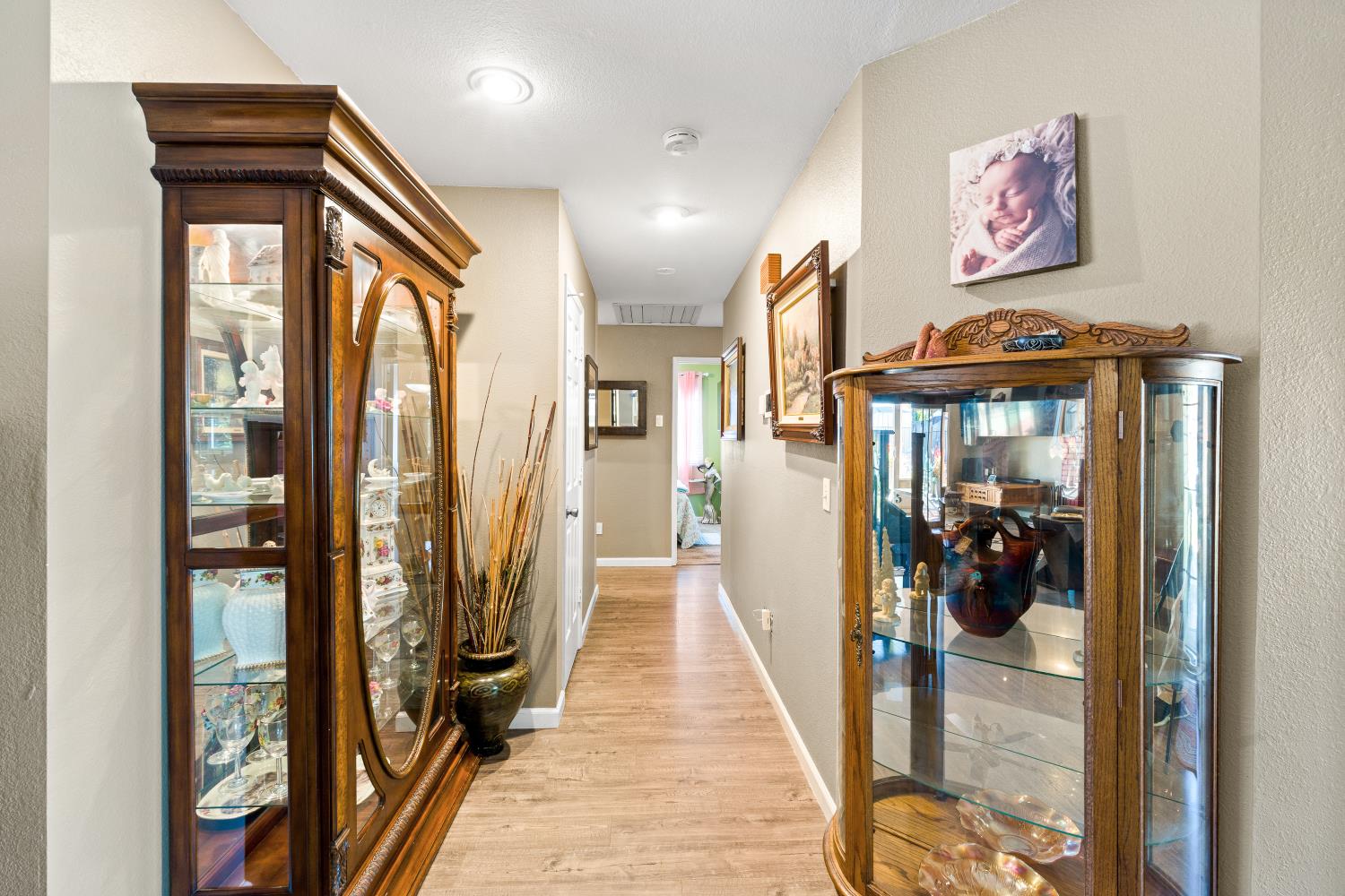 116 Fern Court Galt, CA 95632 - Photo 18 of 44 a view of a hallway with wooden floor and livingroom