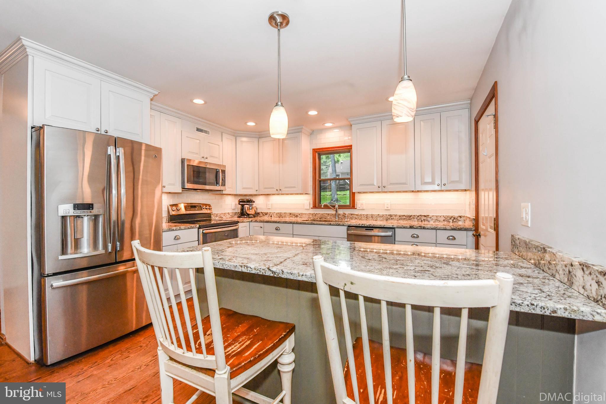 6607 Rockridge Road New Market, MD 21774 - Photo 13 of 52 Island allows for extra seating.