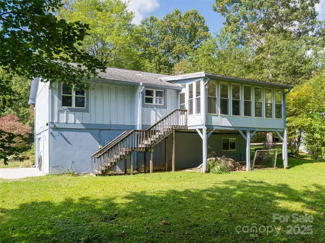 a view of a house with a yard