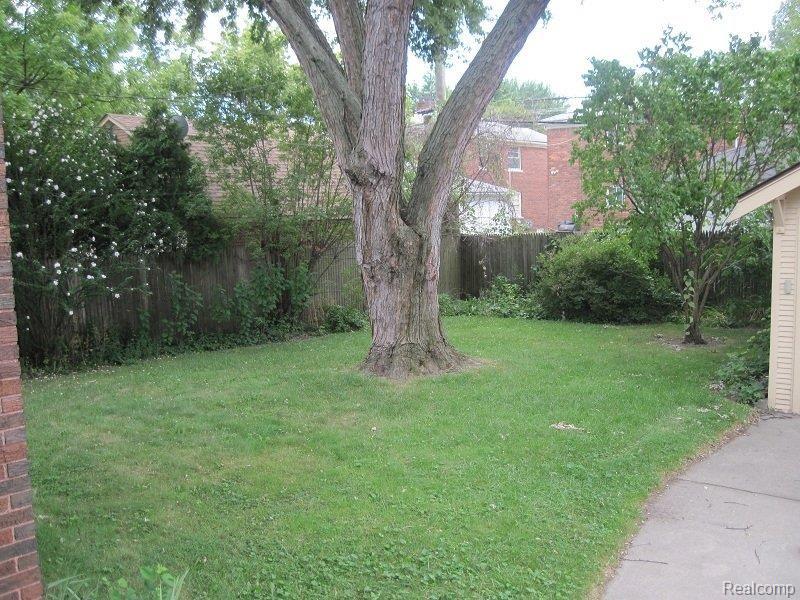 869 Barrington Road Grosse Pointe, MI 48230 - Photo 5 of 10 IMG_1084.JPG
