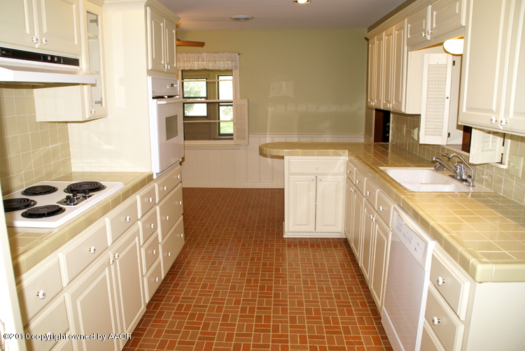 6117 Calumet Road Amarillo, TX 79106 - Photo 11 of 16 a bathroom with a sink a mirror and a bathtub