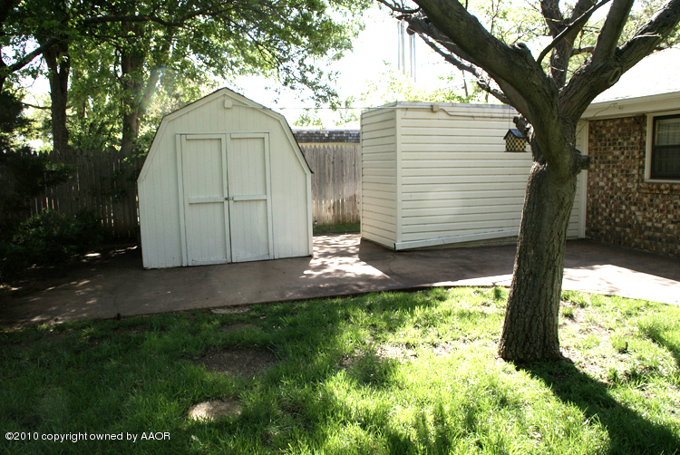 6117 Calumet Road Amarillo, TX 79106 - Photo 15 of 16 a view of backyard with large tree