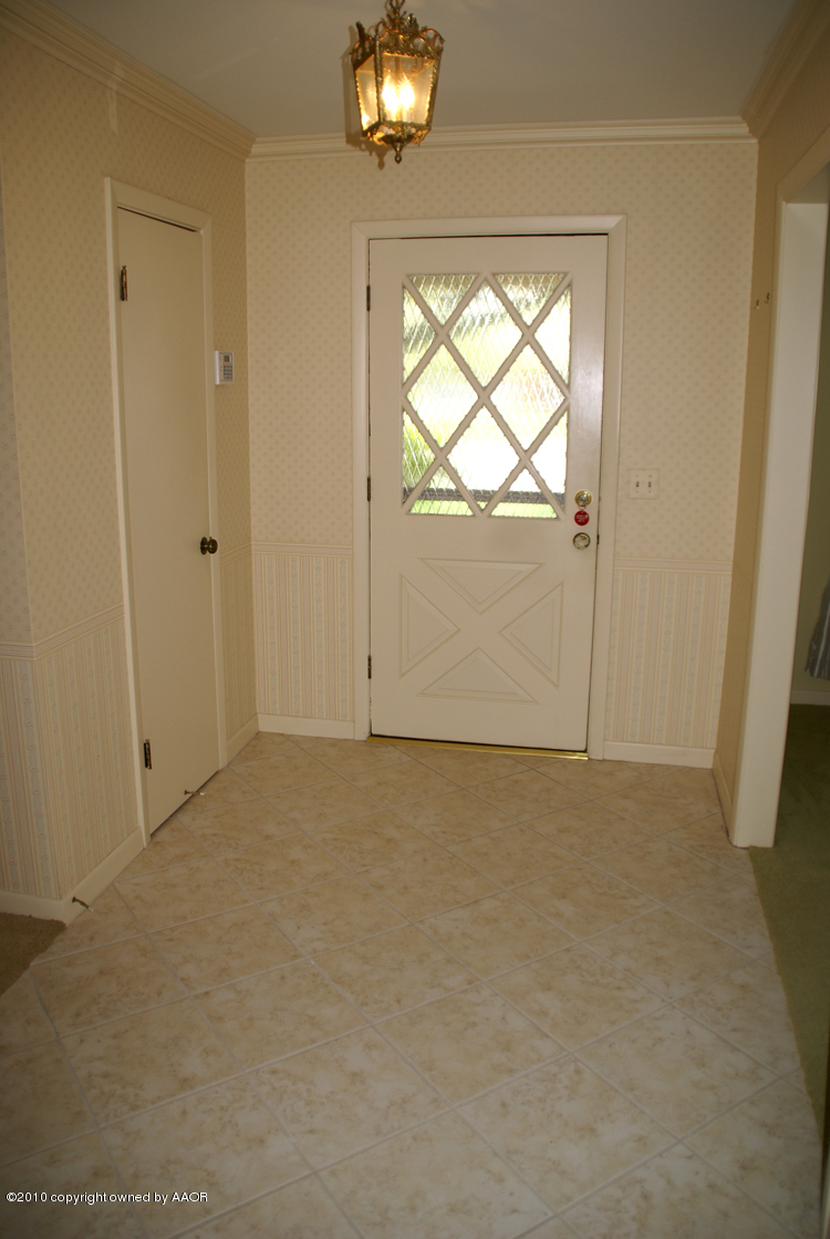 6117 Calumet Road Amarillo, TX 79106 - Photo 2 of 16 an empty room that has a window