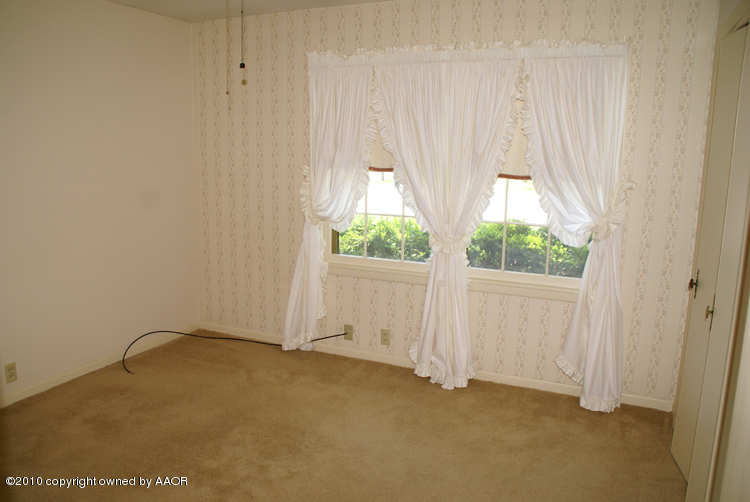 6117 Calumet Road Amarillo, TX 79106 - Photo 9 of 16 an empty room with a window