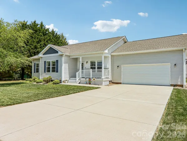 $387,500 | 464 Riverwind Drive, Hendersonville, NC 28739