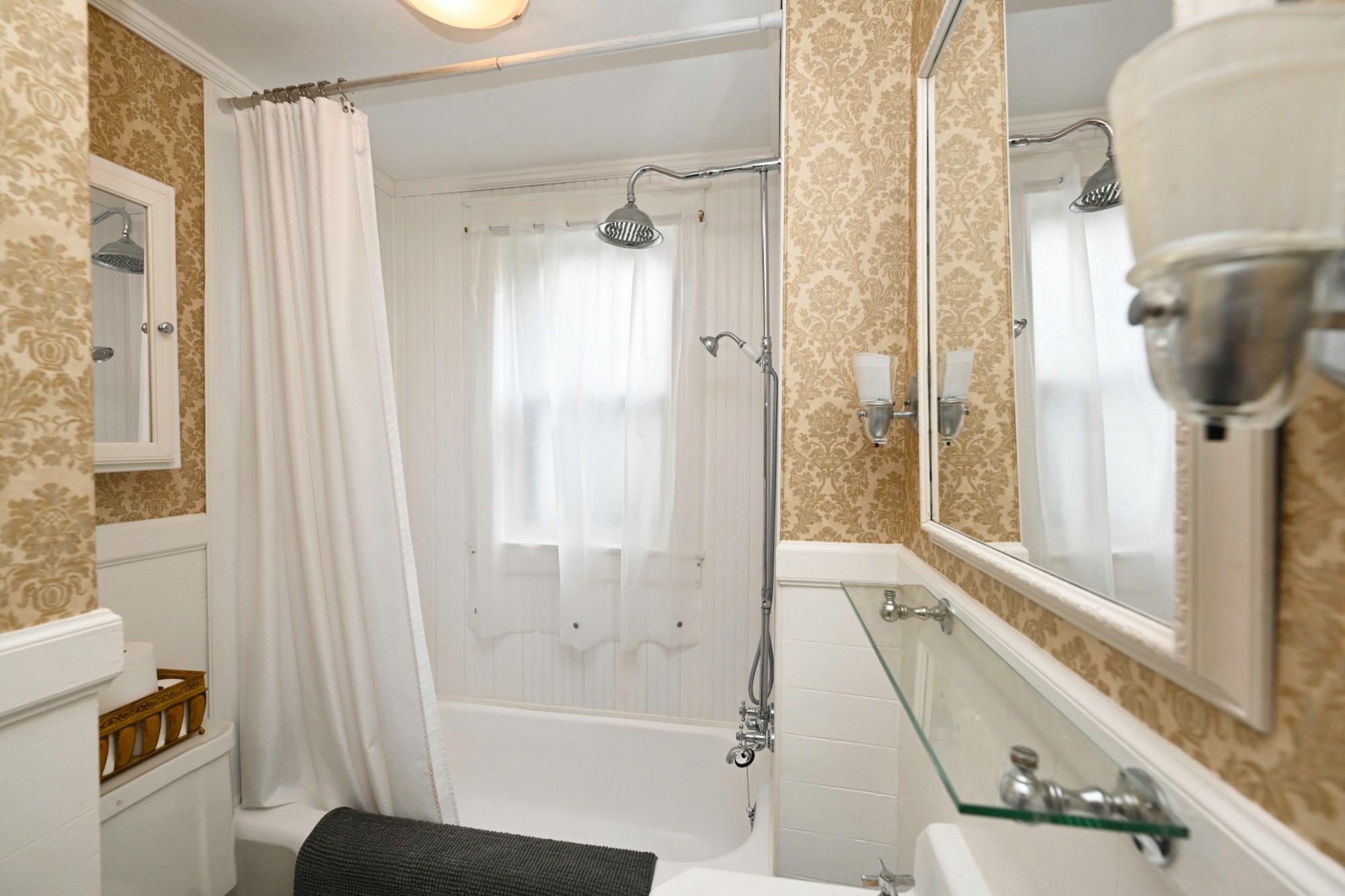 655 East Main Street Gallatin, TN 37066 - Photo 39 of 84 a bathroom with a shower and a tub