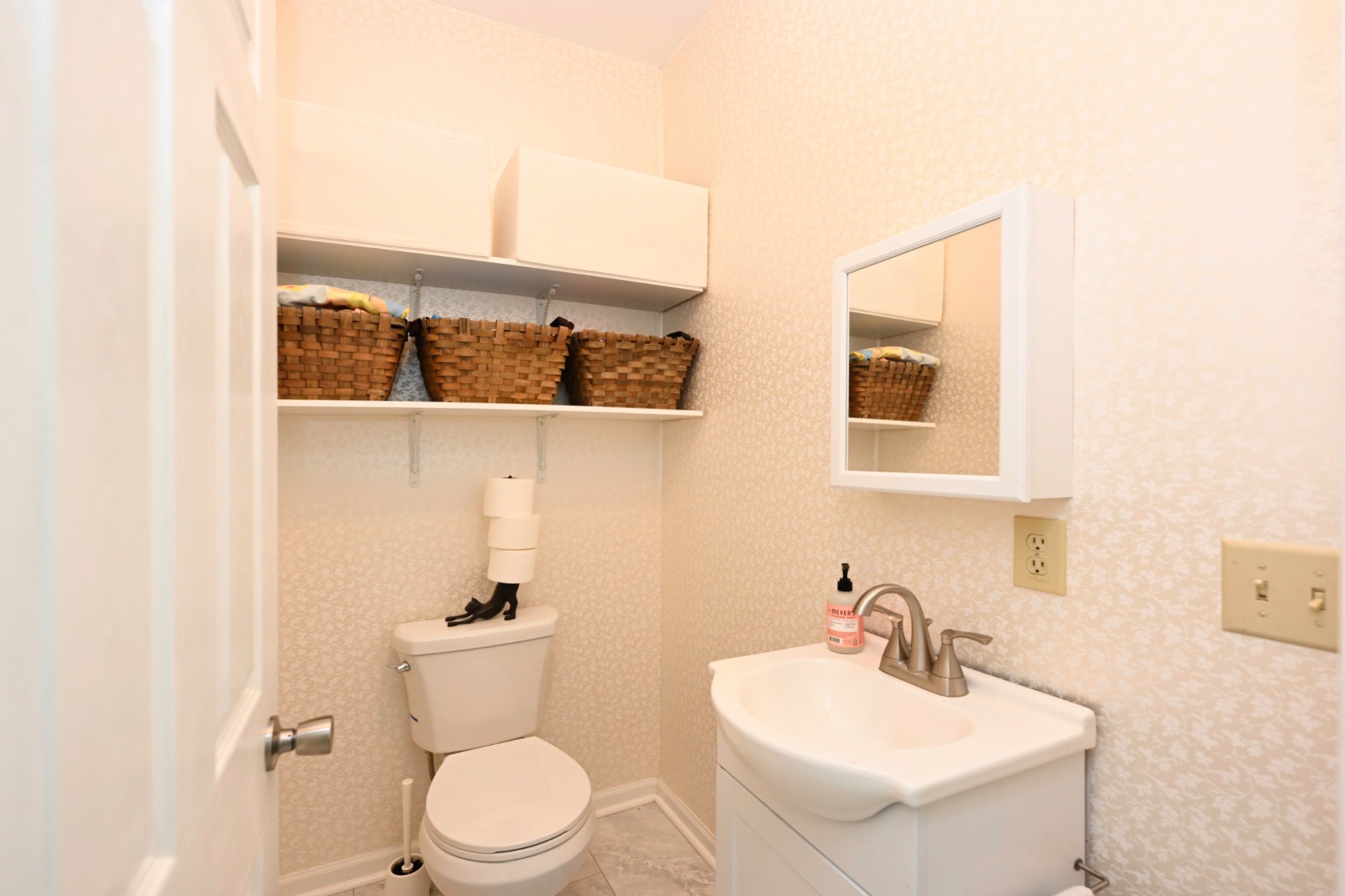 655 East Main Street Gallatin, TN 37066 - Photo 42 of 84 a bathroom with a sink a mirror and toilet
